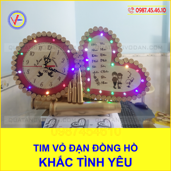 Tim đồng hồ nền gỗ tình yêu