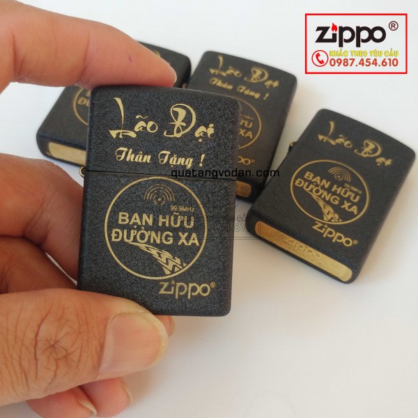 Zip đen nhám khắc logo Bạn Hữu Đường Xa và tên 1 Zippo đen nhám khắc logo Bạn Hữu Đường Xa và tên